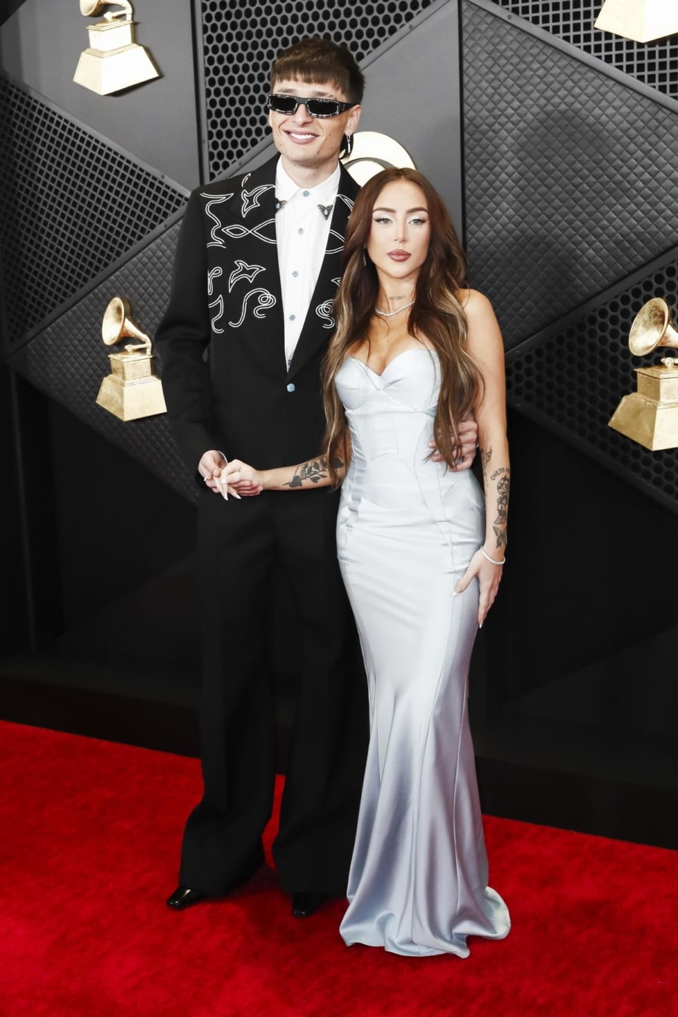 Peso Pluma acudió a los Grammy con su novia, Nicki Nicole.