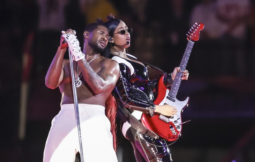 Usher con H.E.R. en el medio tiempo de la Super Bowl.