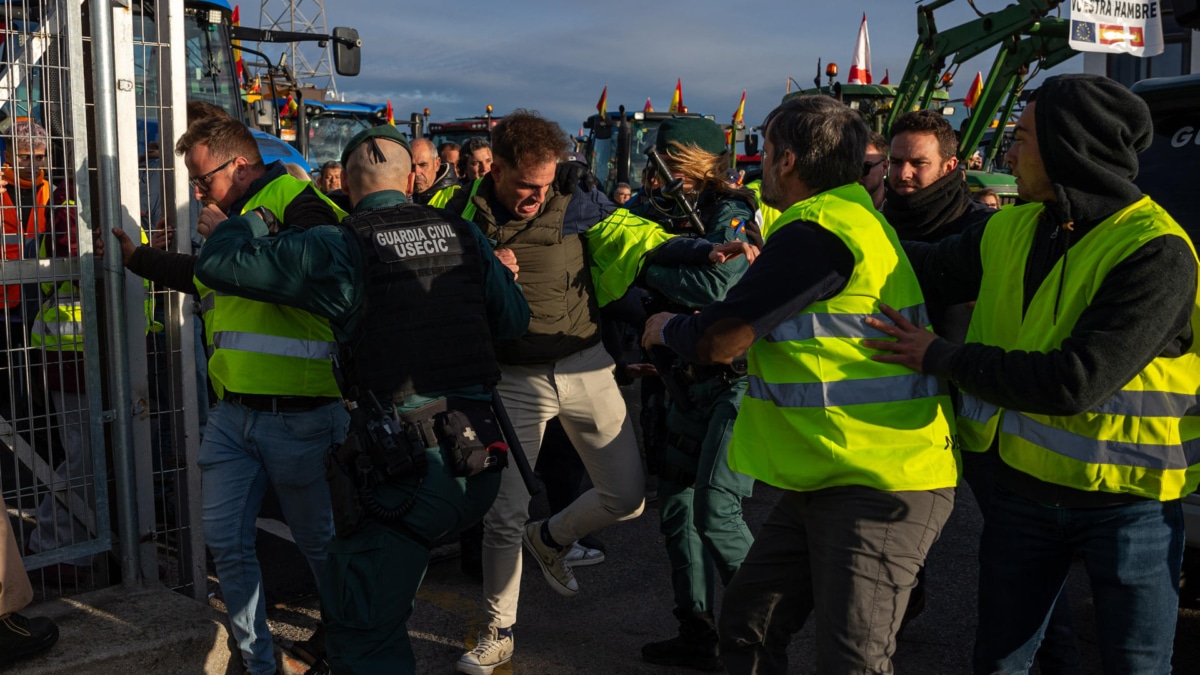 La Guardia Civil impide el paso a los agricultores en la A-42.