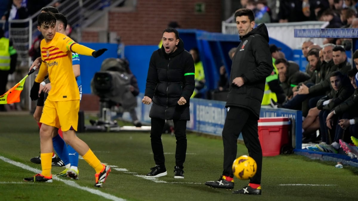 El entrenador del Barcelona, Xavi Hernández (c), durante el partido de LaLiga de fútbol Deportivo Alavés-FC Barcelona