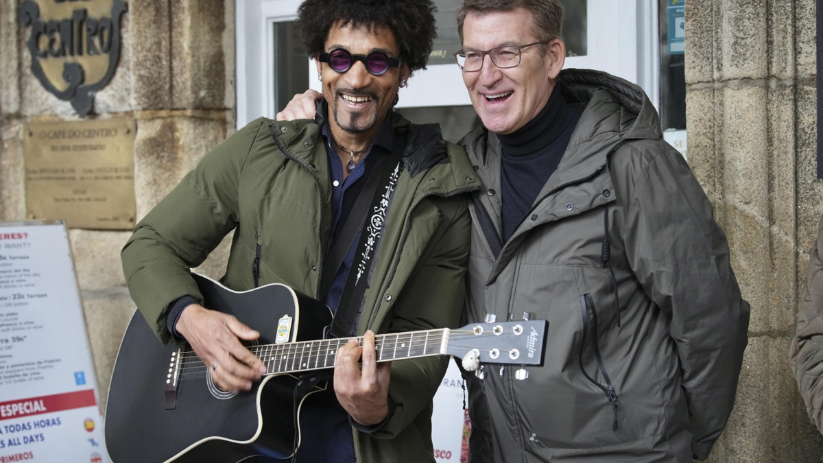 Feijóo bromea con un músico en Lugo.