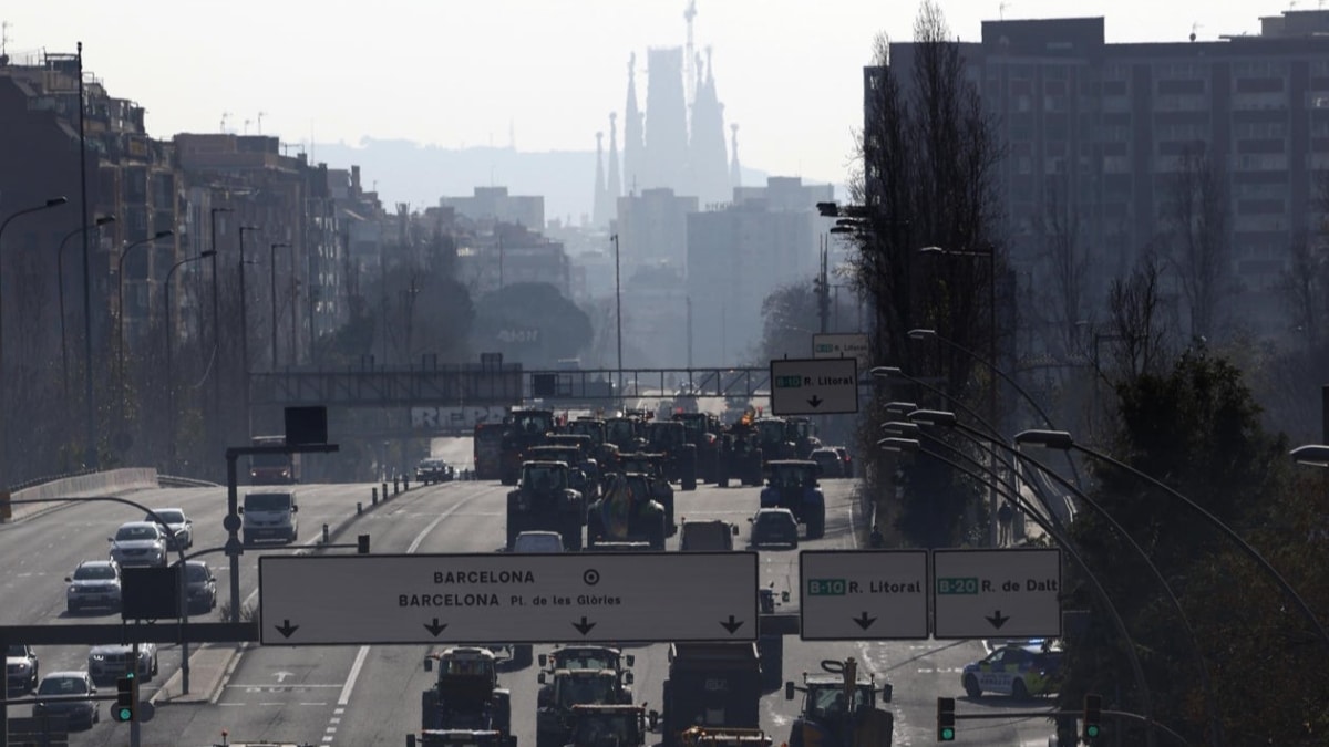 Centenares de tractores de la marcha agrícola llegan a Barcelona por la Avenida Meridiana.