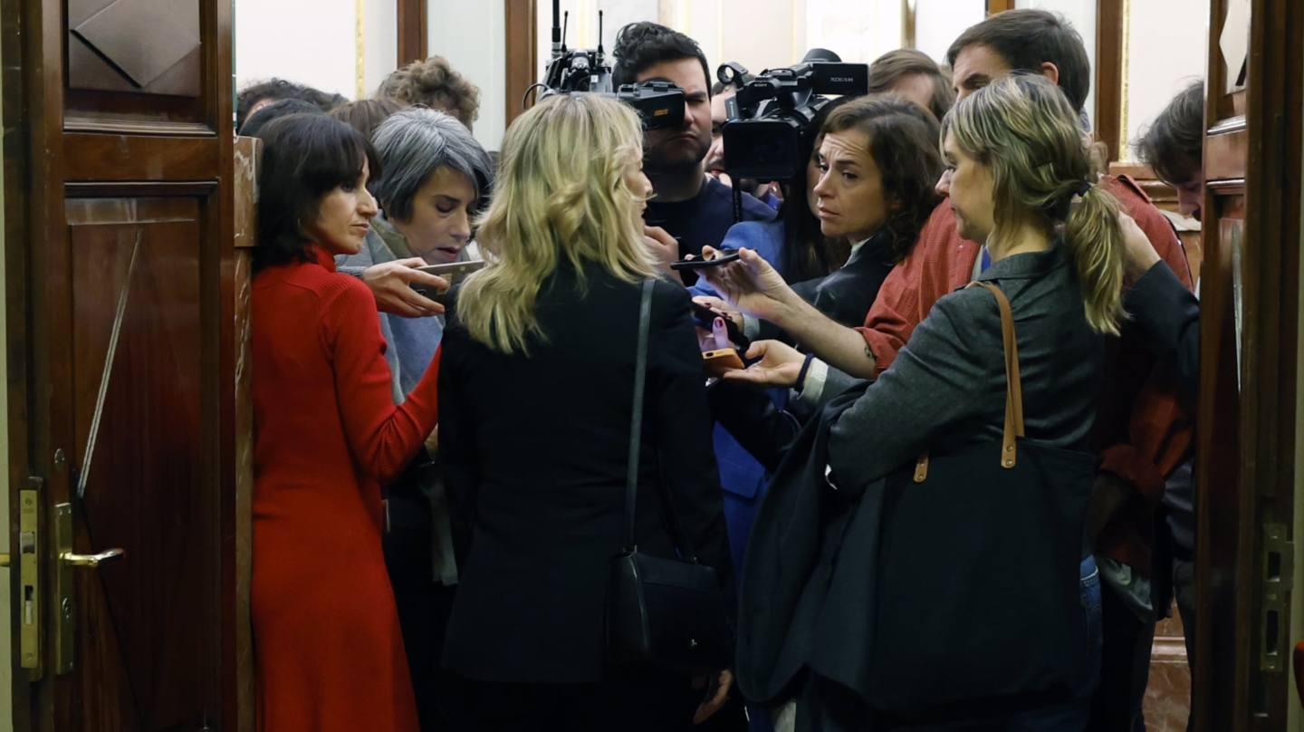 MADRID, 07/02/2024.- La ministra de Trabajo, Yolanda Díaz (c) responde a los medios tras la sesión de control del Gobierno este miércoles celebrado en el Congreso en un ambiente político marcado por las tractoradas de los agricultores, la tramitación de la ley de Amnistía y la campaña electoral gallega. EFE/JJ Guillén