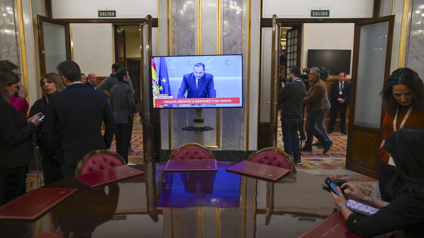 MADRID, 27/02/2024.- El exministro José Luis Ábalos, en un monitor durante la rueda de prensa que ha ofrecido este martes en el Congreso. EFE/Fernando Villar