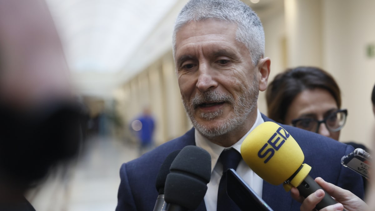 El ministro del Interior, Fernando Grande-Marlaska, atiende a la prensa tras comparecer en el pleno del Senado este miércoles.