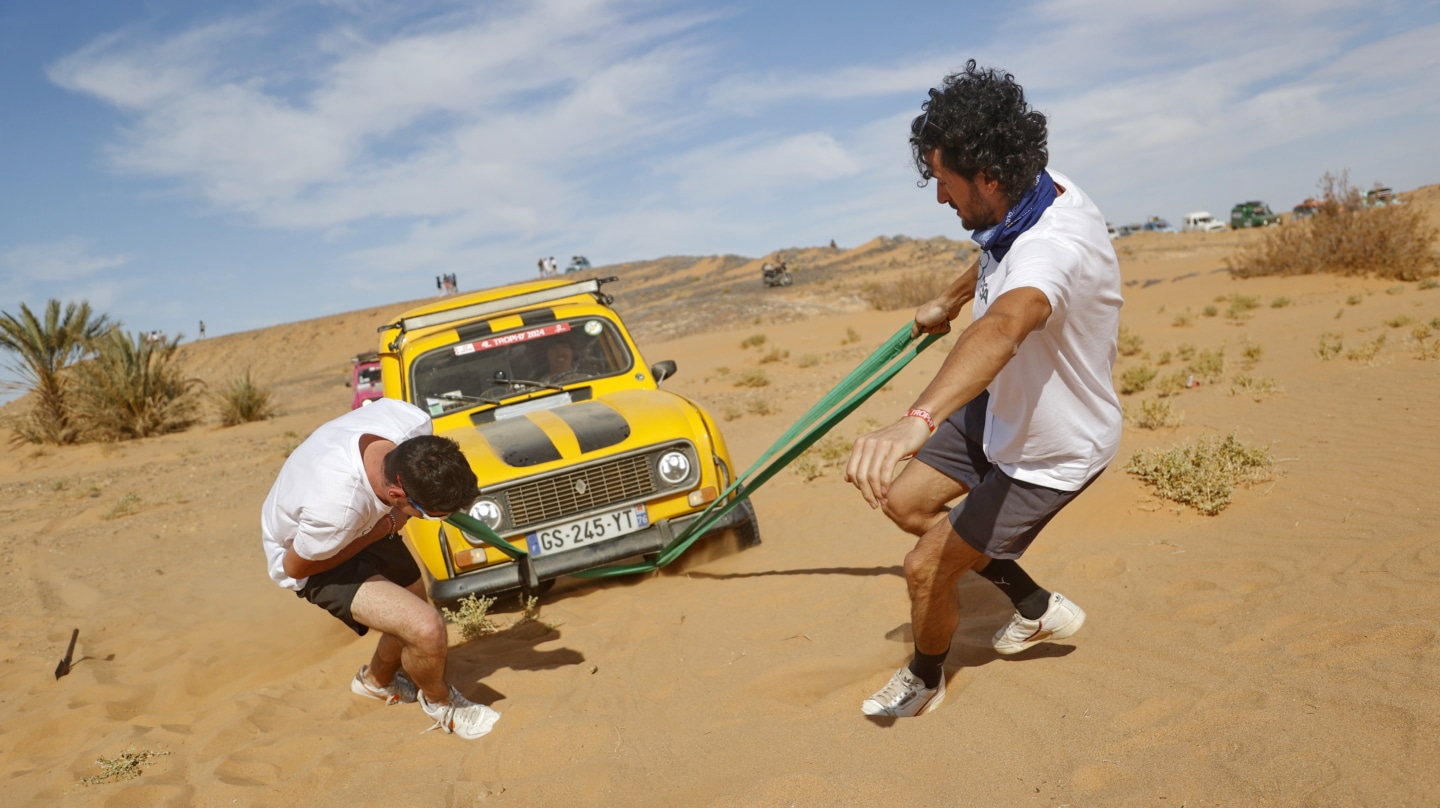 '4L Trophy', la carrera de jóvenes franceses en 'cuatro latas' que cruza España cada año