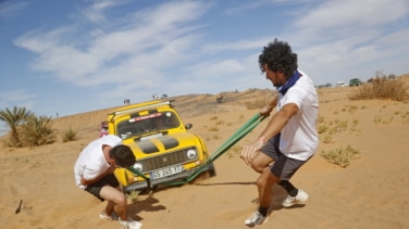 '4L Trophy', la carrera de jóvenes franceses en 'cuatro latas' que cruza España cada año