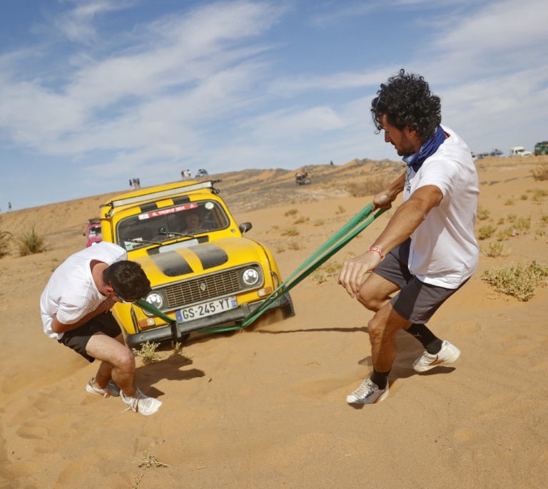 '4L Trophy', la carrera de jóvenes franceses en 'cuatro latas' que cruza España cada año