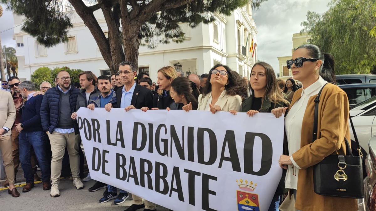 Unas 5.000 personas han participado este domingo en la manifestación 'Por la Dignidad de Barbate' este domingo.