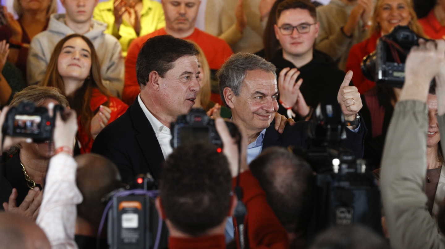 LUGO, 13/02/2024.- El candidato socialista José Ramón Gómez Besteiro (c-i) y el expresidente del Gobierno José Luis Rodríguez Zapatero (c-d), durante un acto de la campaña electoral de las elecciones gallegas celebrado este martes en Lugo. EFE/Eliseo Trigo