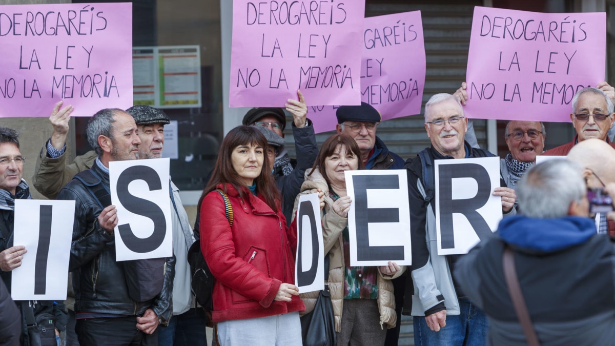 Protesta en Zaragoza contra la derogación de la memoria democrática.