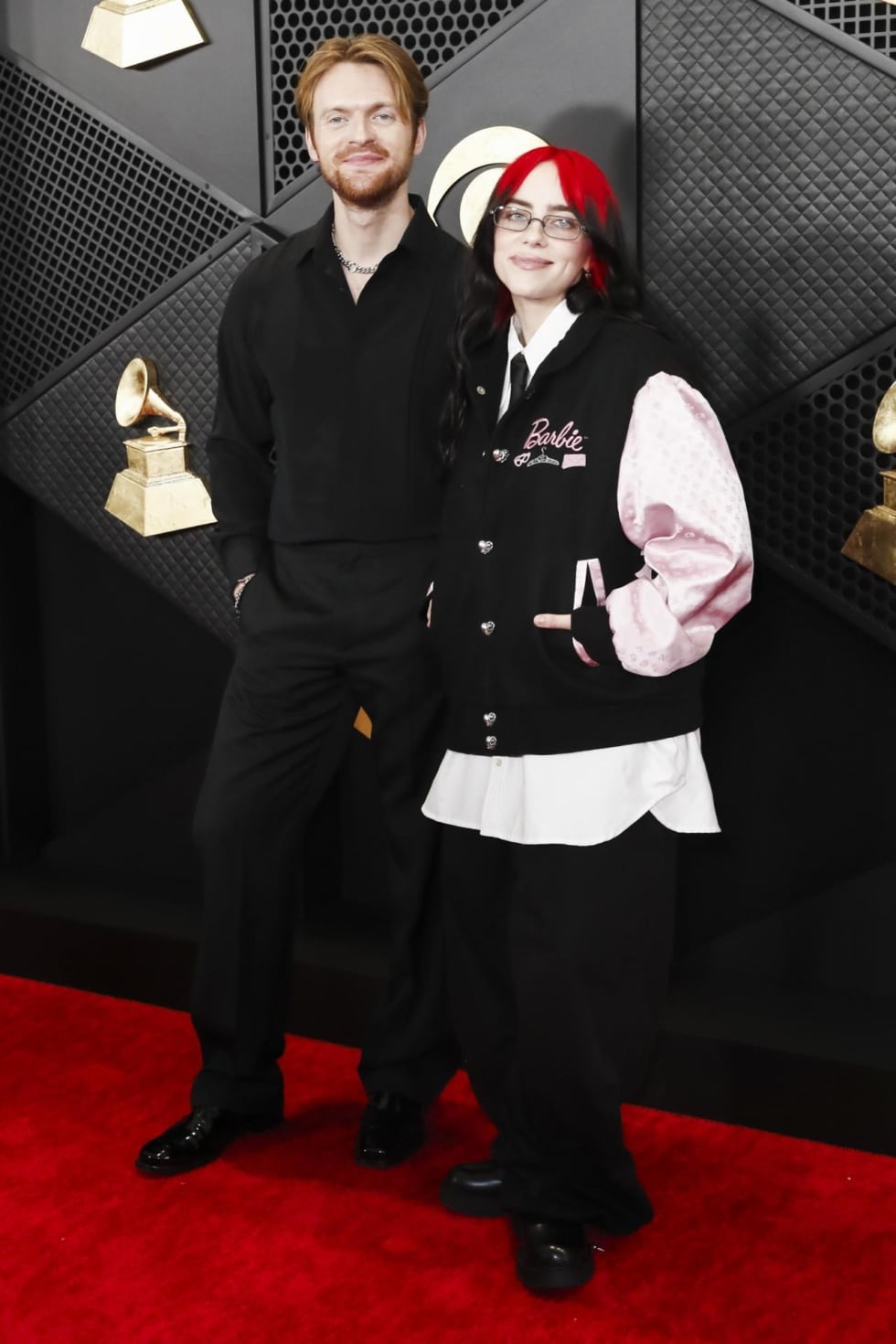 Billie Eilish junto a su hermano, Finneas O'Connell, a su llegada a los Grammy.