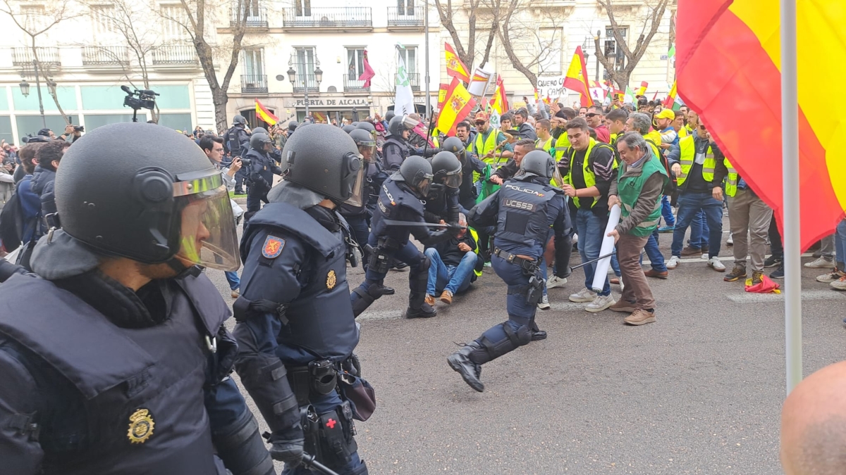 La Policía carga contra los agricultores en la calle de Alcalá