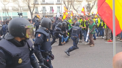 La Policía carga contra los agricultores a su llegada al centro de Madrid