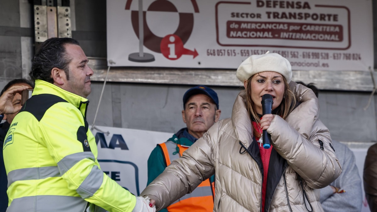 Manuel Hernández, portavoz de la Plataforma de Afectados del sector de Transportes, y Lola Guzmán, la líder tras la Plataforma 6F.