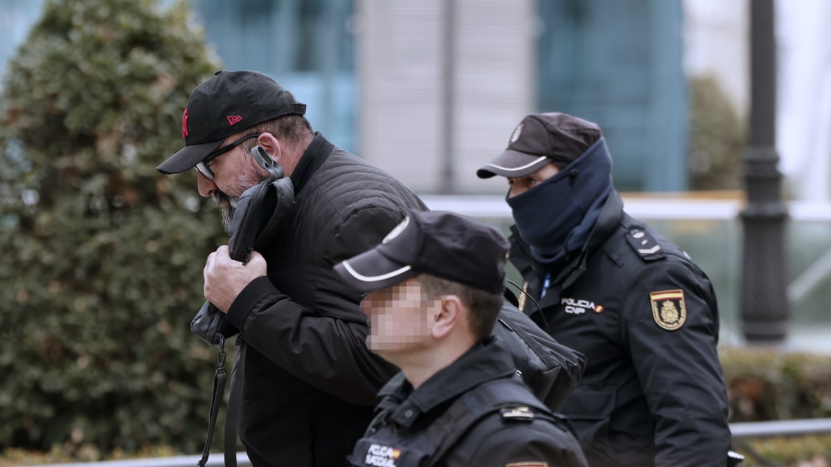 Koldo García (i), exasesor del exministro socialista José Luis Ábalos, a la salida de la Audiencia Nacional este jueves.