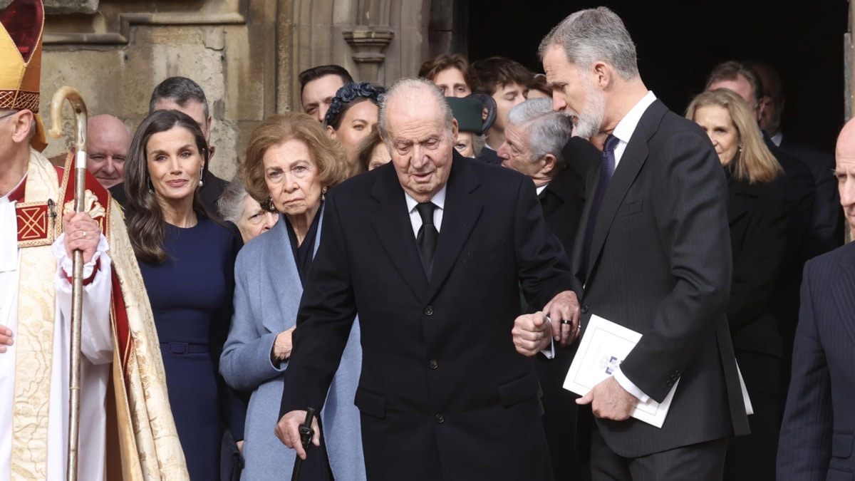 Los Reyes acompañan al emérito y a doña Sofía a la salida de Windsor.