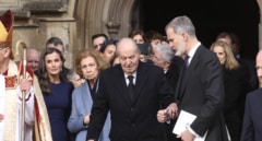 Don Juan Carlos se apoya en su hijo, el rey Felipe, en el funeral inglés por Constantino de Grecia