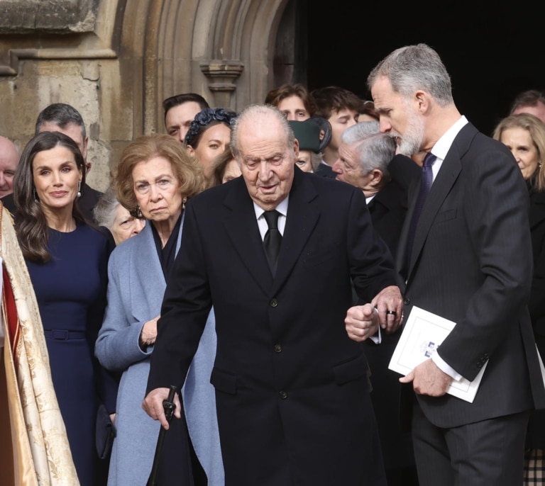 Don Juan Carlos se apoya en su hijo, el rey Felipe, en el funeral inglés por Constantino de Grecia