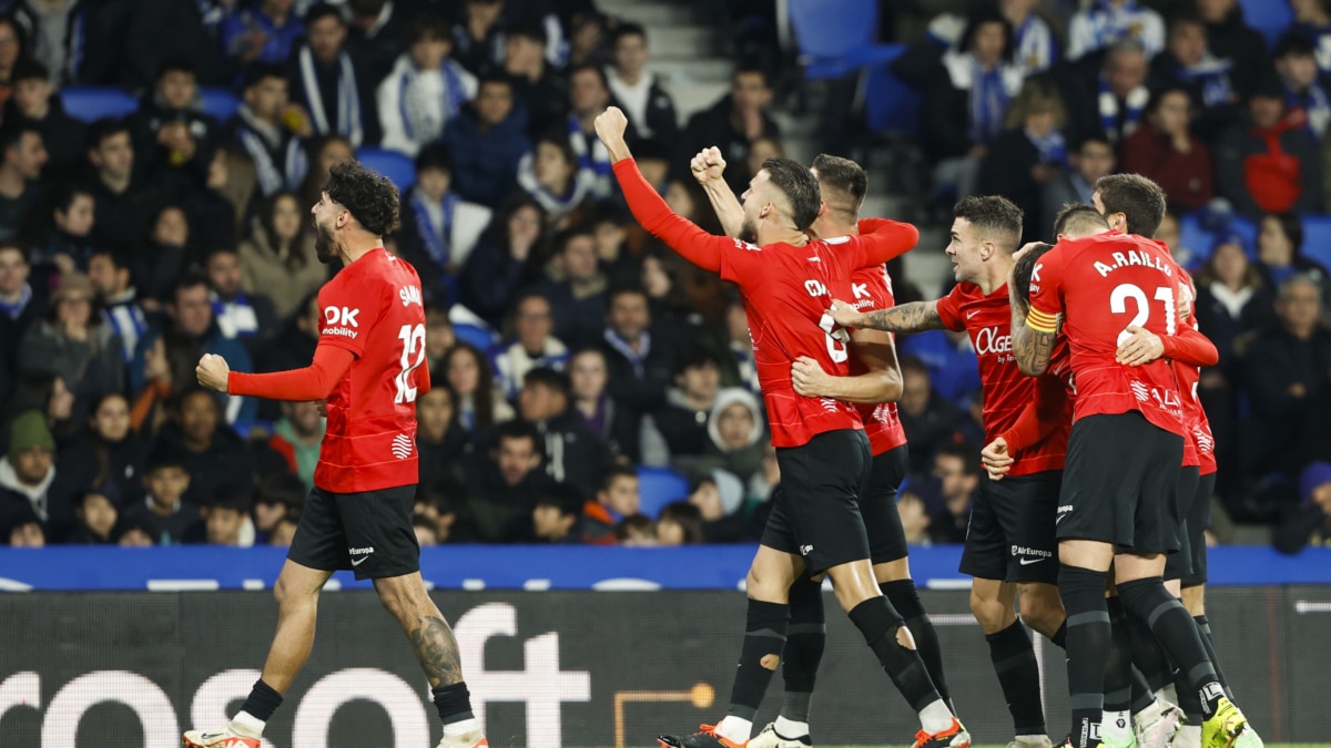 Los jugadores del RCD Mallorca celebran el primer gol del equipo, durante el partido de vuelta de las semifinales de la Copa del Rey entre Real Sociedad y RCD Mallorca