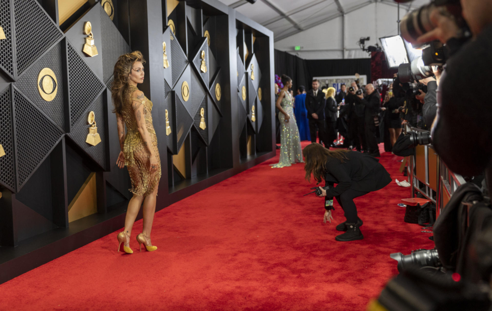 Miley Cyrus en la alfombra roja de los Oscar con su Maison Margiela customizado, totalmente transparente, inspirado en una colección de John Galliano de 1997.