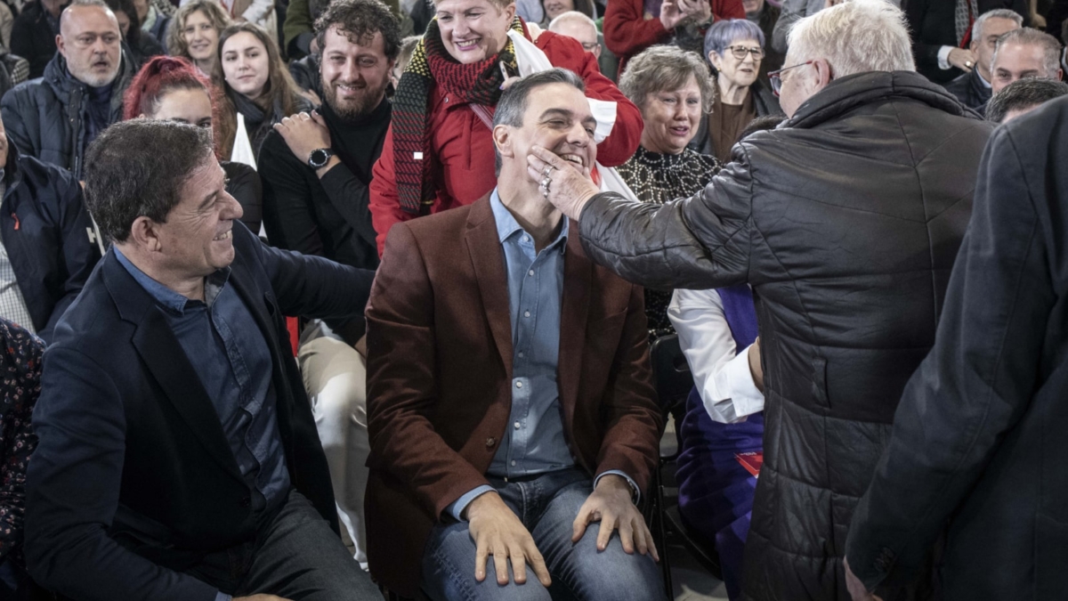 Pedro Sánchez, agasajado en el mitin de Orense para las elecciones del 18-F en Galicia.