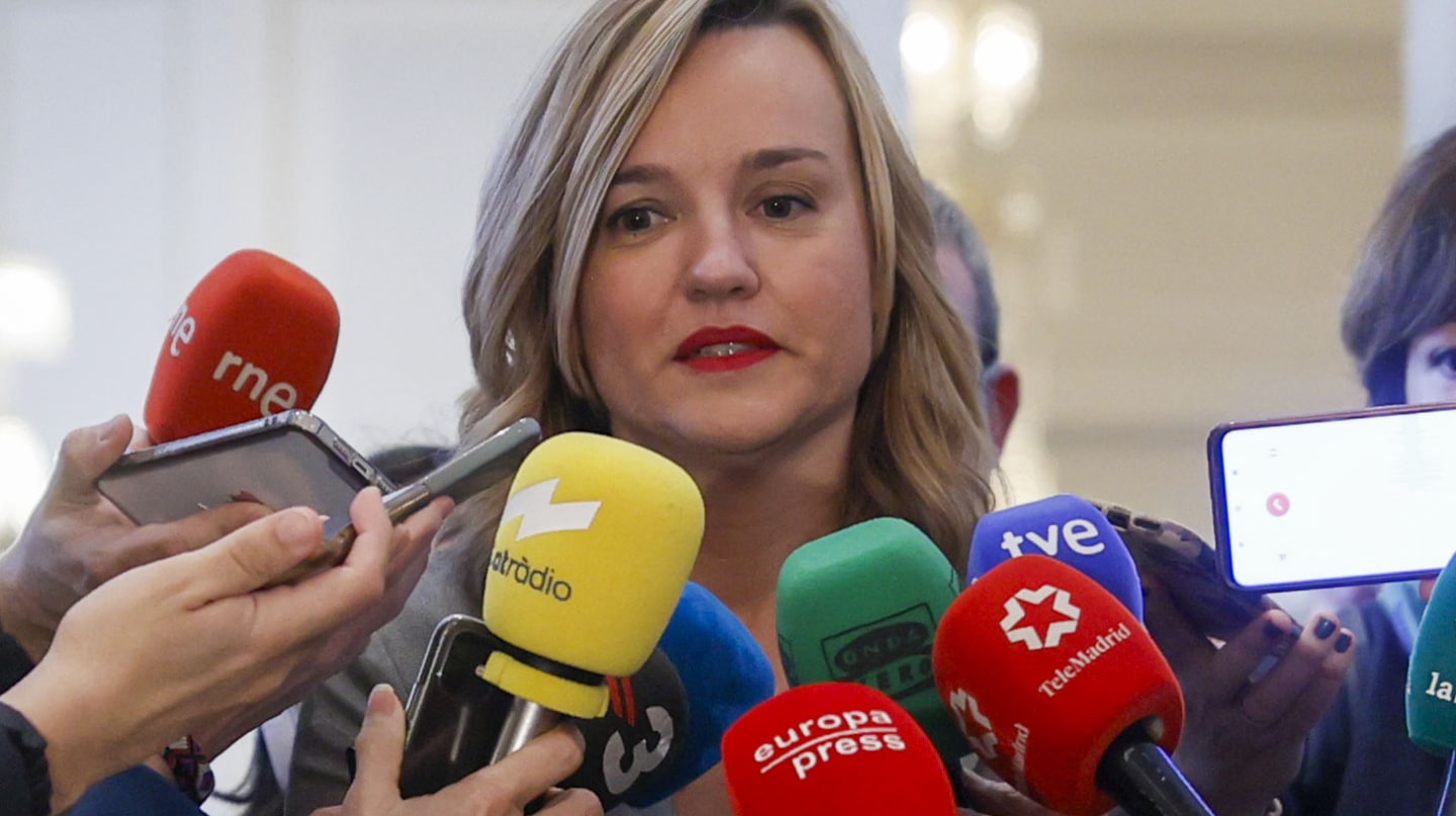 MADRID, 12/02/2024.- La ministra de Educación, Formación Profesional y Deportes y portavoz del Gobierno, Pilar Alegría, atiende a los medios a su llegada al desayuno informativo de Nueva Economía Forum, protagonizado por la presidenta del Congreso, Francina Armengol, este lunes en Madrid. EFE/ Fernando Alvarado