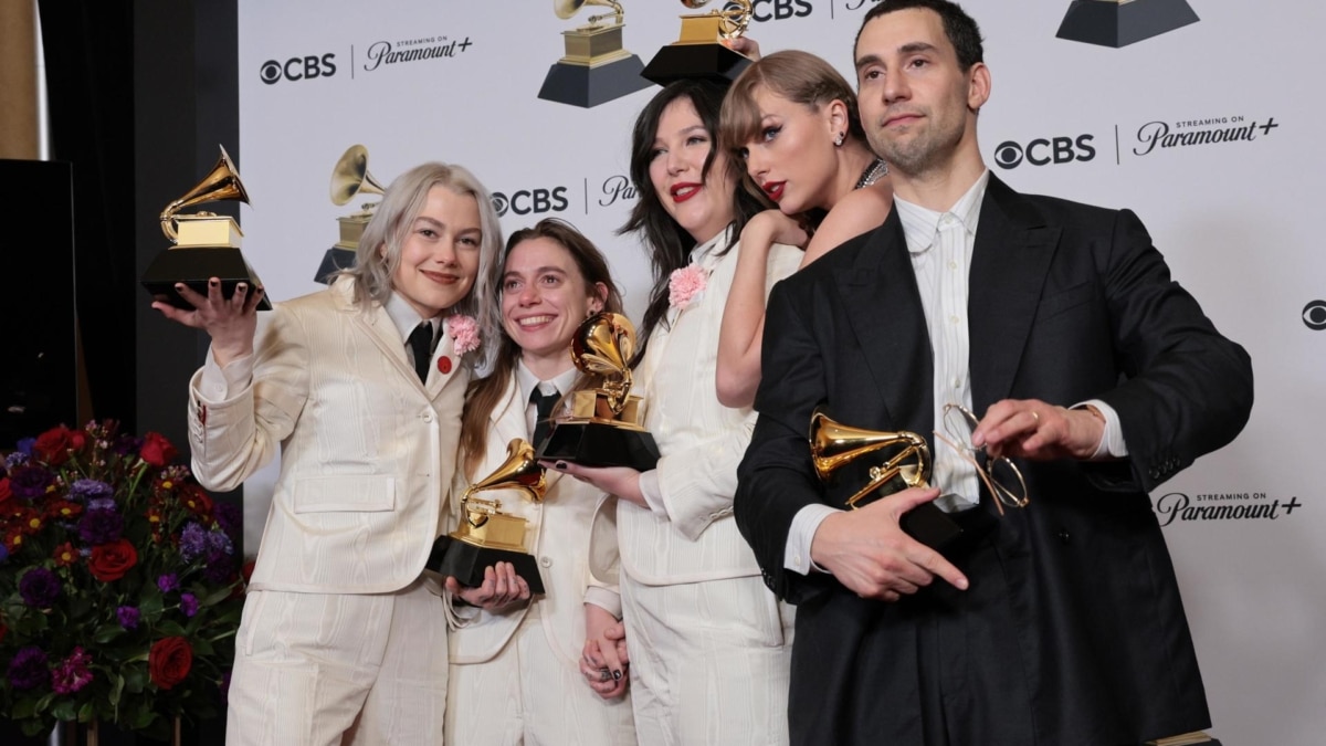 Taylor Swift con Boygenius y Jack Antonoff en la sala de prensa de los Grammy con sus galardones.