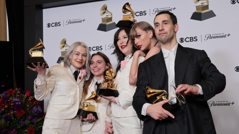 Taylor Swift con Boygenius y Jack Antonoff en la sala de prensa de los Grammy con sus galardones.