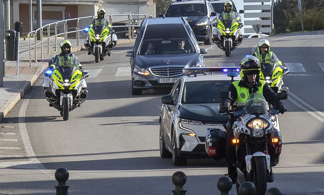 Llegada a la comandancia de la Guardia Civil en Cádiz del féretro con los restos de Miguel Ángel Gómez González, agente del Grupo Especial de Actividades Subacuáticas (GEAS).