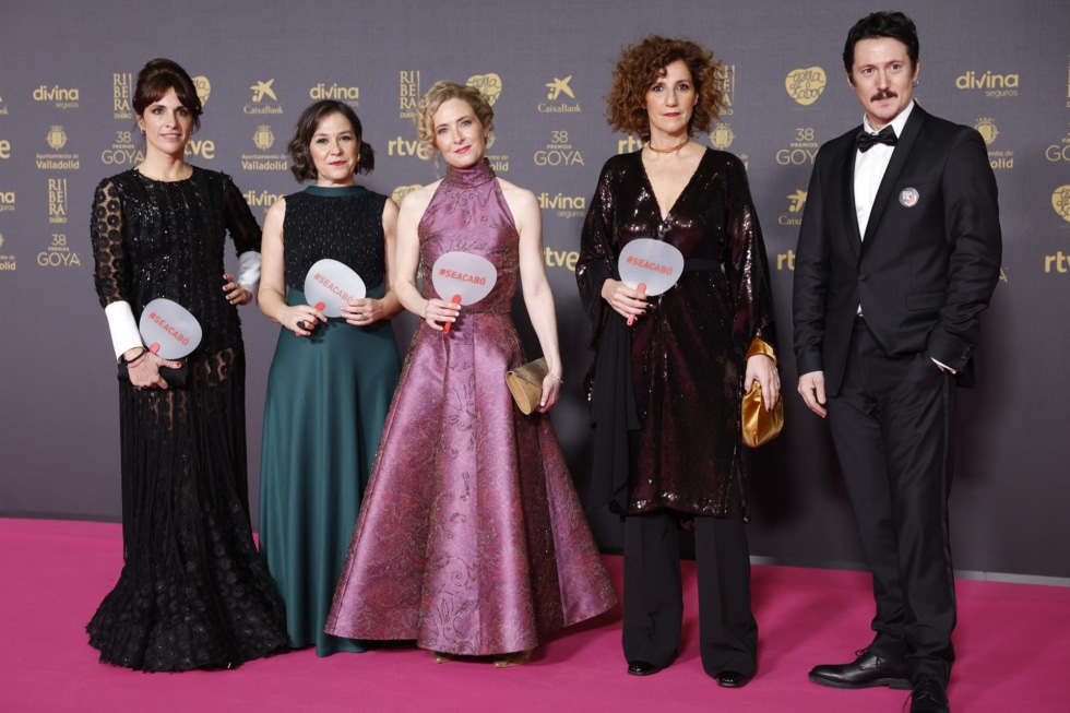El equipo de la película "La Loca y el Feminista", nominada a menor cortometraje de ficción, posa a su llegada a la ceremonia de entrega de la 38 edición de los Premios Goya.