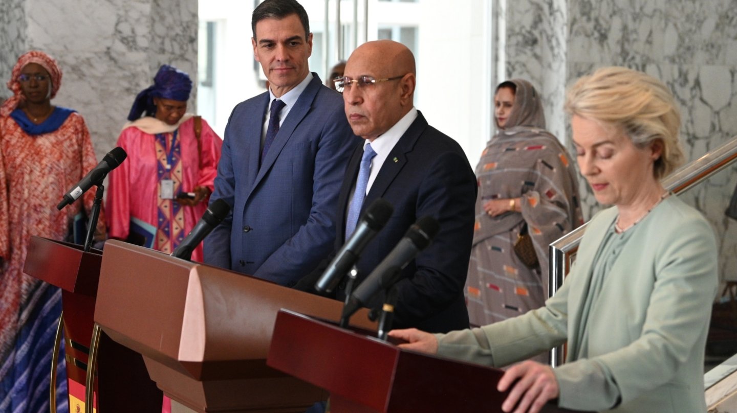 Nuakchot (Mauritania), 08/02/2024.- El presidente del Gobierno de España, Pedro Sánchez (i), la presidenta de la Comisión Europea, Ursula von der Leyen (d), y el presidente de Mauritania, Mohamed Ould Ghazouani (c), durante la declaración conjunta ante los medios de comunicación tras reunirse este jueves en Nuakchot (Mauritania).- EFE/Borja Puig de la Bellacasa/POOL MONCLOA***SOLO USO EDITORIAL/SOLO DISPONIBLE PARA ILUSTRAR LA NOTICIA QUE ACOMPAÑA (CRÉDITO OBLIGATORIO)***