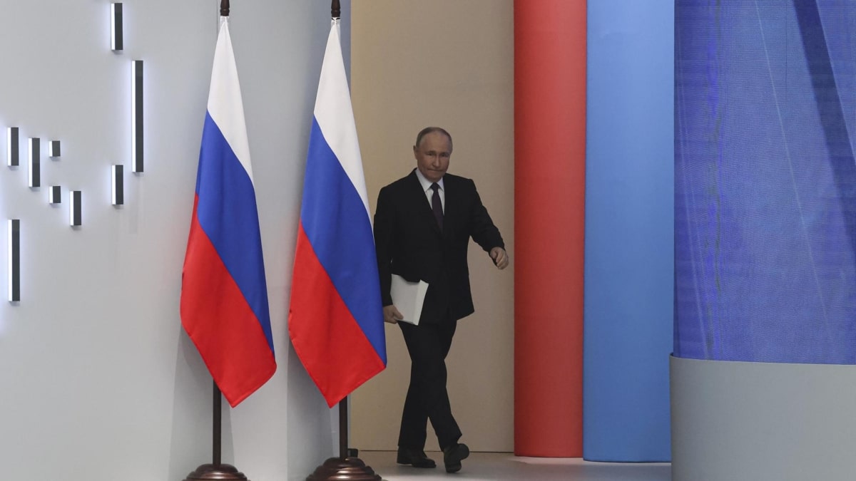 Vladimir Putin se dirige a dar su discurso en Moscú.
