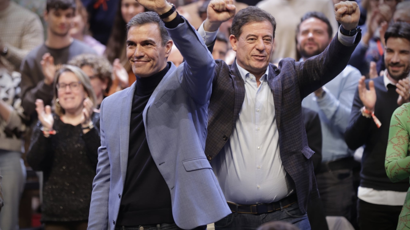 A CORUÑA (GALICIA), 15/02/24.- El presidente del Gobierno, Pedro Sánchez (i), junto al candidato de su partido a la presidencia de la Xunta de Galicia, José Ramón Gómez Besteiro (d), durante un acto de campaña este jueves, en A Coruña (Galicia). EFE/Cabalar