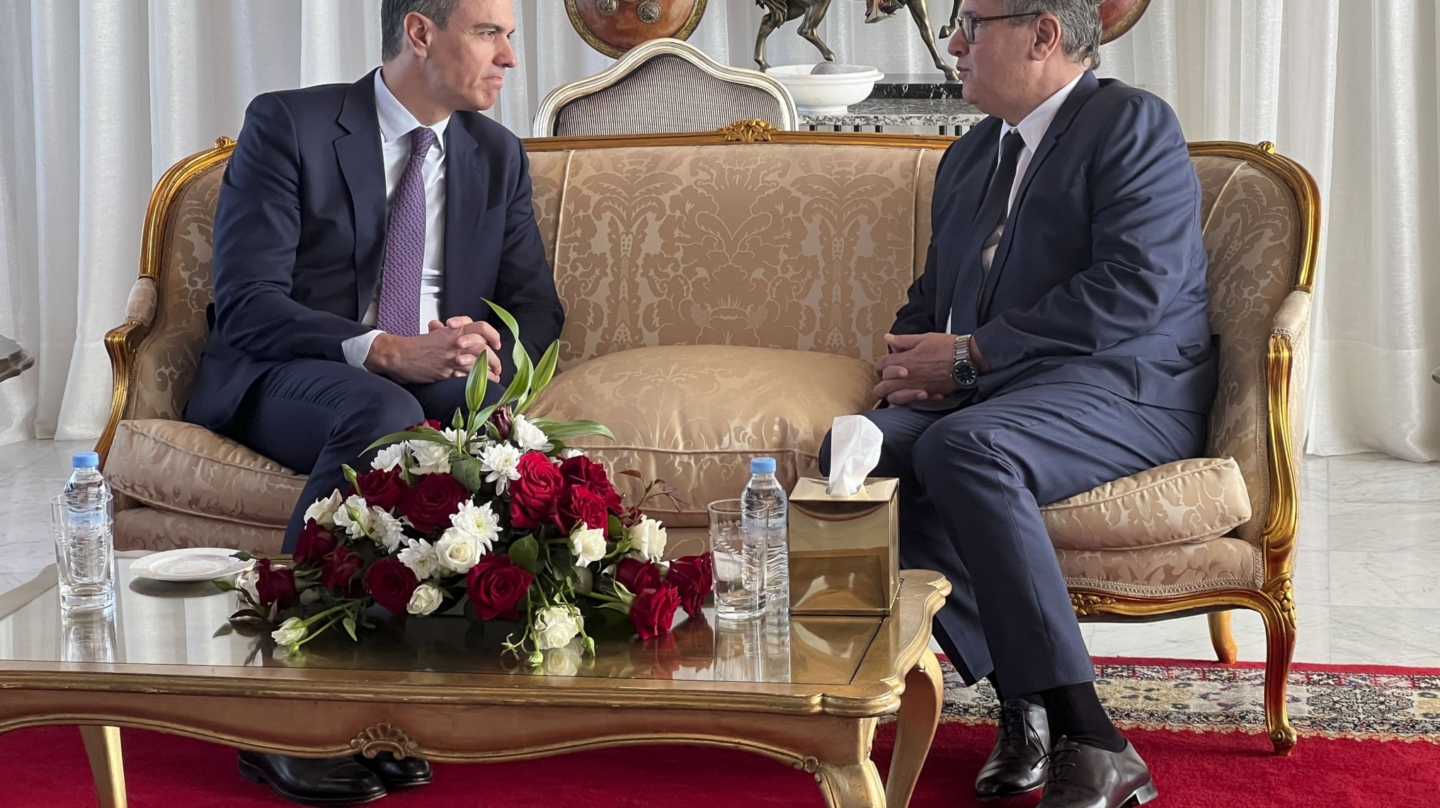 RABAT, 21/02/2024.-El presidente del Gobierno español, Pedro Sánchez, fue recibido a su llegada al aeropuerto de Rabat por el presidente del Ejecutivo marroquí, Aziz Ajanuch, en su primer viaje oficial de esta legislatura a Marruecos, donde será recibido en audiencia por el rey Mohamed VI. Sánchez fue recibido al pie de la escalerilla del avión por su homólogo marroquí, Aziz Ajanuch. Ambos pasaron entonces revista a las tropas que les rindieron honores, antes de dirigirse a la sede de la Presidencia del Gobierno marroquí, donde mantendrán una reunión.EFE/ Mohamed Siali POOL