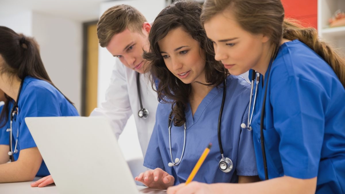 Seis de las diez mejores notas en los exámenes de Médico Interno Residente vienen de MIR Asturias