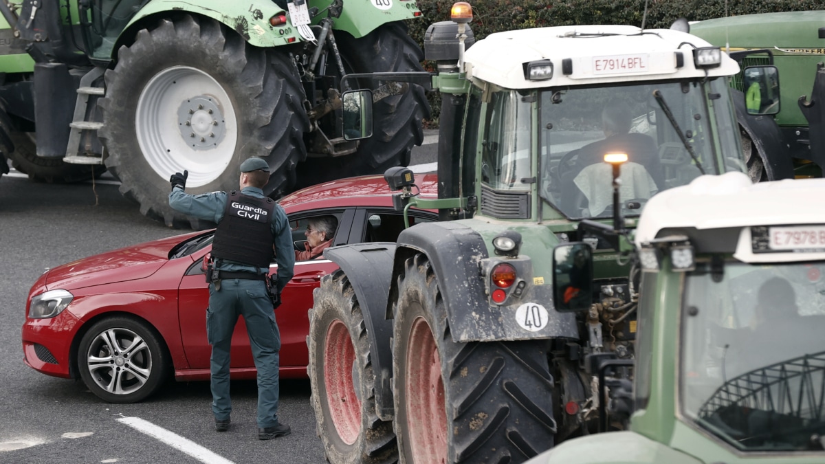 Imagen de las movilización que los agricultores están llevando a cabo con sus tractores en distintos puntos de España, esta en Navarra (Efe).