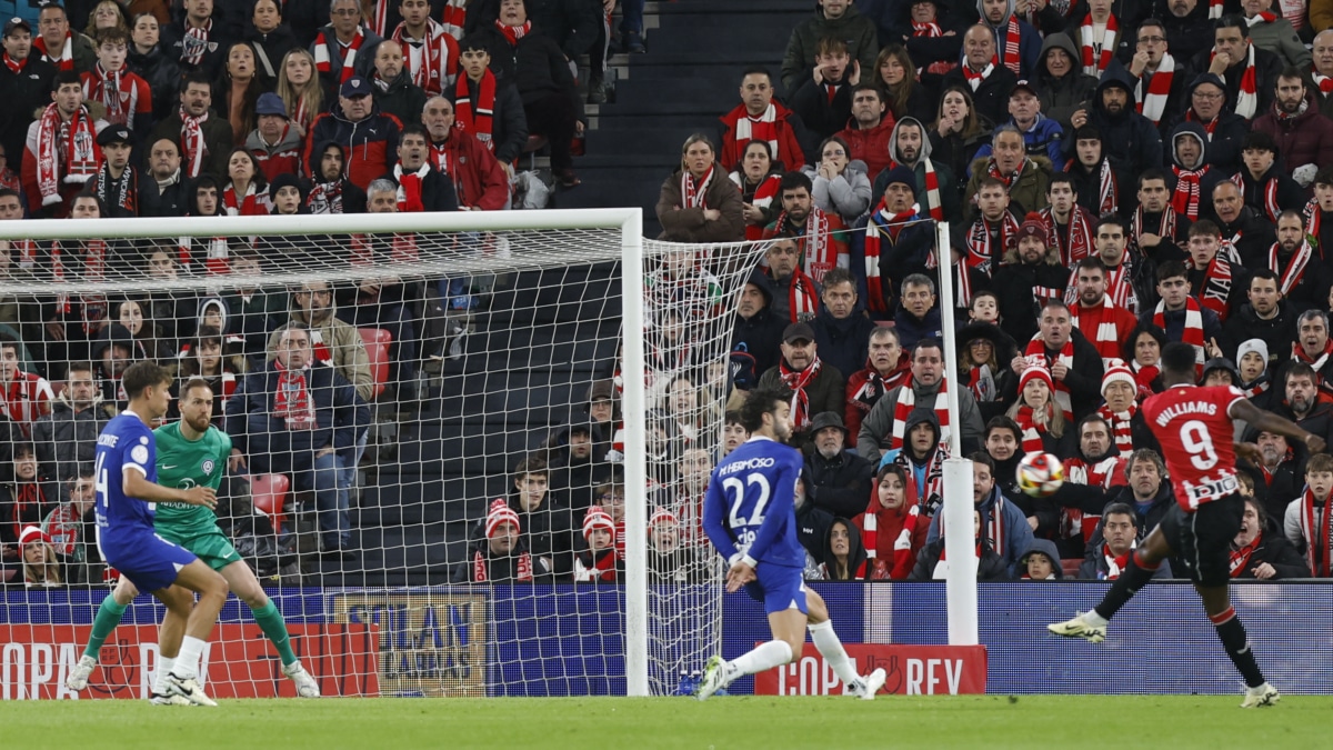 El delantero del Athletic Club Iñaki Williams (d) dispara a puerta para marcar