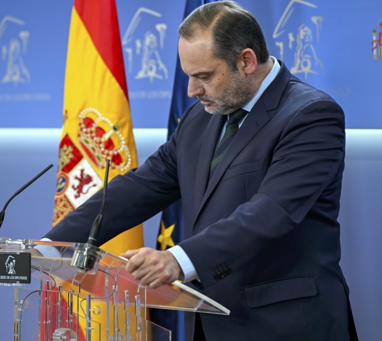 Ábalos, ventajas de estar muerto