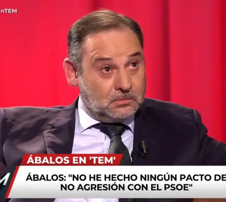 Ábalos se rompe a llorar al hablar de sus excompañeros del PSOE: "Son 43 años. Me duele perder la identidad"