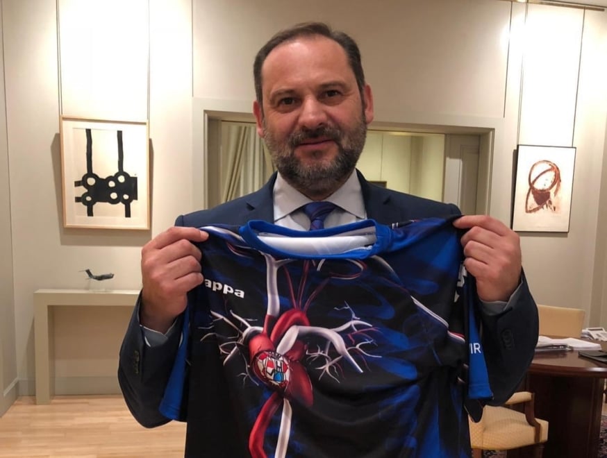 El exministro de Transportes, José Luis Ábalos, posa con la camiseta del Zamora, propiedad del empresario Víctor de Aldama