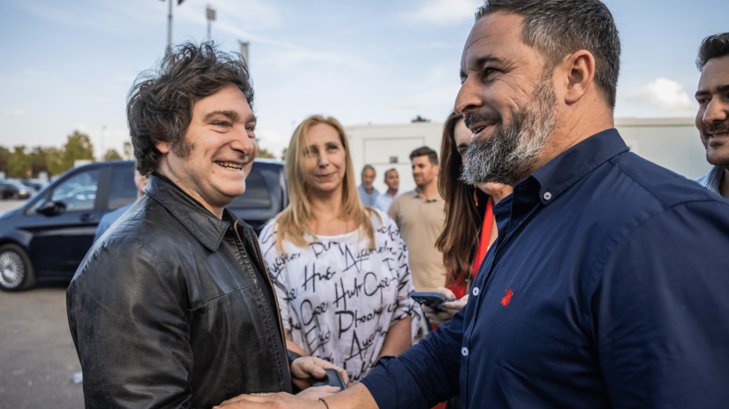 El actual presidente de Argentina, Javier Milei, saluda a Abascal en el VIVA22 de Vox, en Madrid