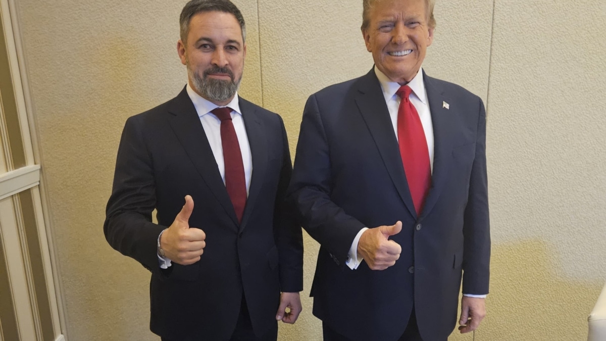 El presidente de Vox, Santiago Abascal, posa con el candidato republicano en las primarias para la presidencia de EE.UU. Donald Trump en la cumbre CPAC de Washington