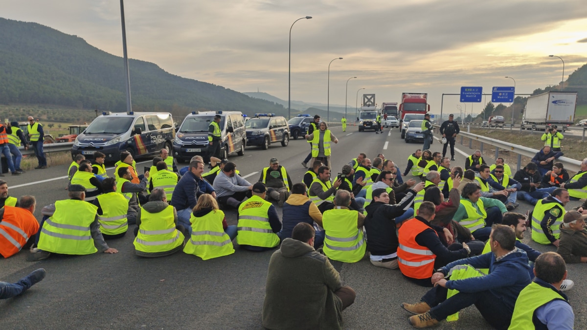 Vista de un grupo de agricultores que han cortado la autovía del Nordeste (A2), este martes.