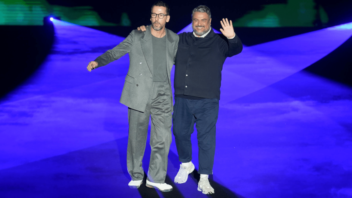 Los directores creativos de la firma Pedro del Hierro, Alex Miralles y Nacho Aguayo, saludan al final del desfile de presentación de la colección otoño-invierno 2024/2025 de la firma, este jueves en la pasarela Mercedes-Benz Fashion Week.