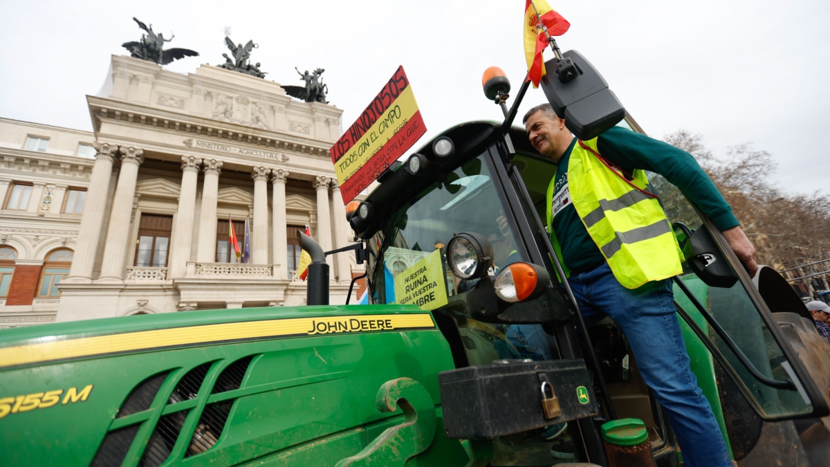 Un tractorista frente al Ministerio de Agricultura.