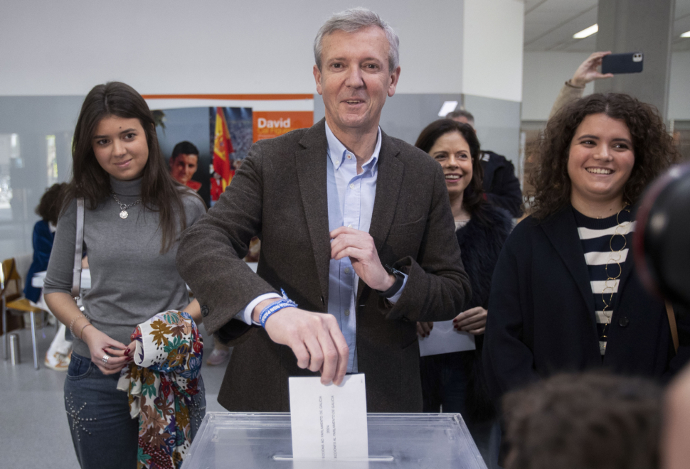  El presidente de la Xunta y candidato del PP a la reelección, Alfonso Rueda, ejerce su derecho al voto