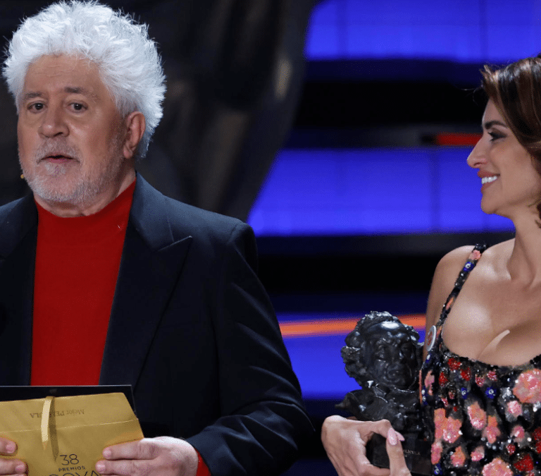 El "señorito" Almodóvar cierra la gala de los Goya con un toque a Vox