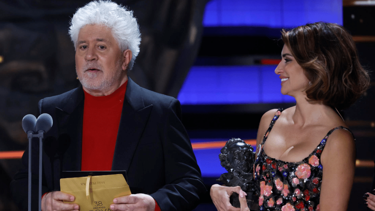 Pedro Almodóvar se dirige al público antes de anunciar el Goya a la Mejor Película ante Penélope Cruz.