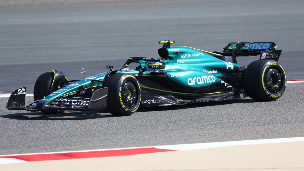 Fernando Alonso, de Aston Martin, en los test de pretemporada en Baréin